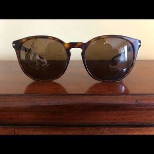 Tortoise/brown. Style: pilot, wrap.